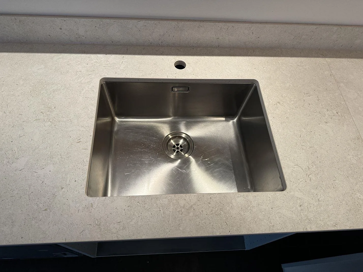 Køkkenbordplade i Dekton VK01 Nebbia, Höllviken – billede 4