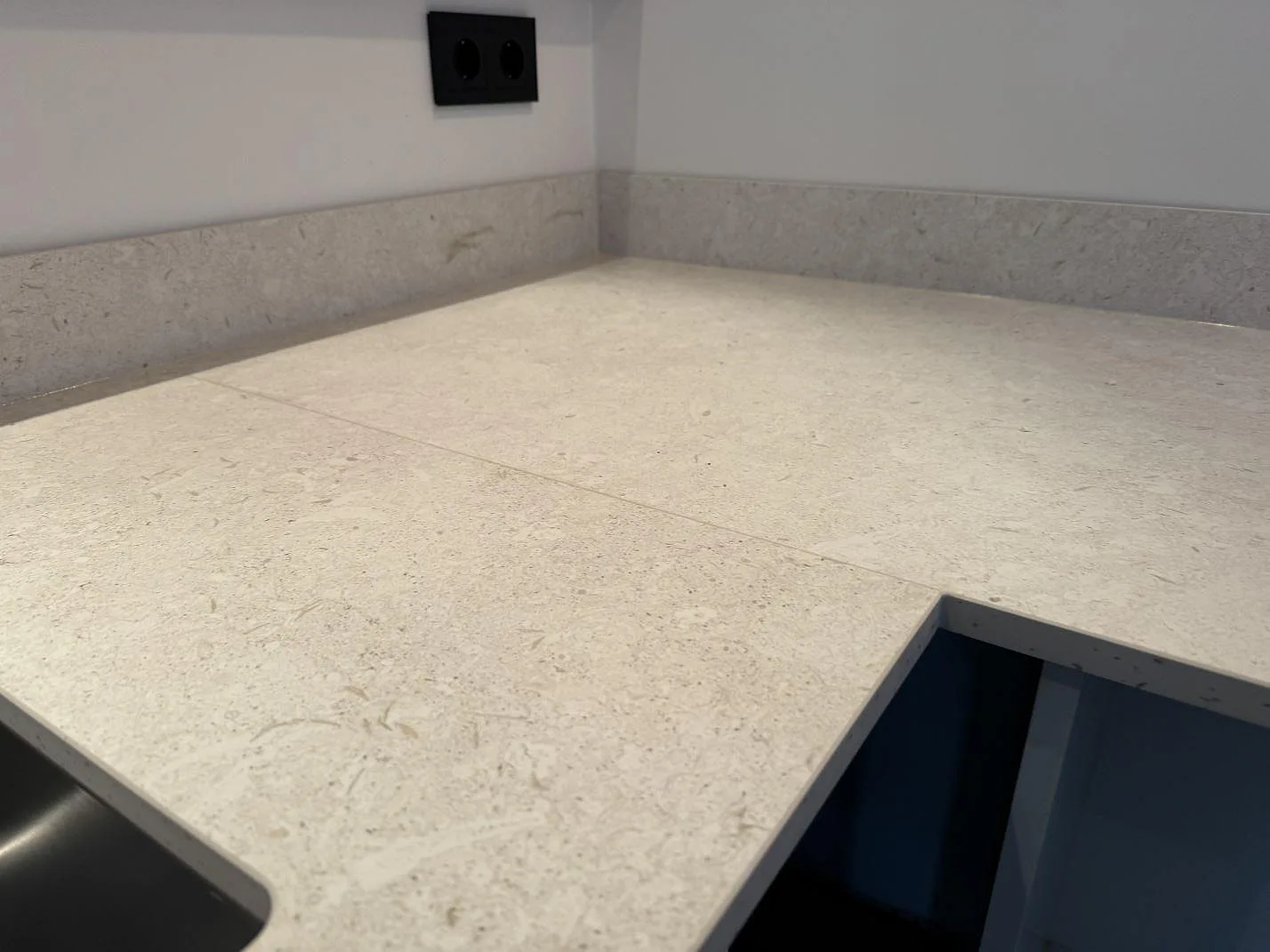Køkkenbordplade i Dekton VK01 Nebbia, Höllviken – billede 5