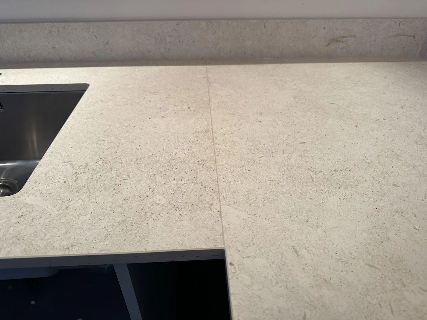 Køkkenbordplade i Dekton VK01 Nebbia, Höllviken – billede 7