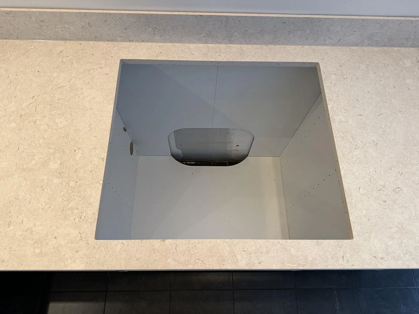 Køkkenbordplade i Dekton VK01 Nebbia, Höllviken – billede 8