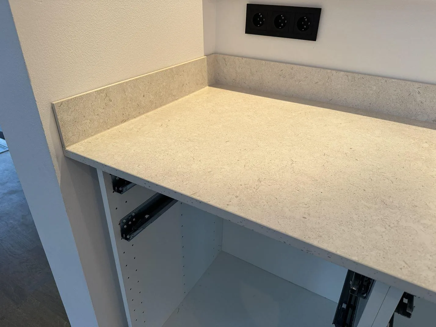 Køkkenbordplade i Dekton VK01 Nebbia, Höllviken – billede 3