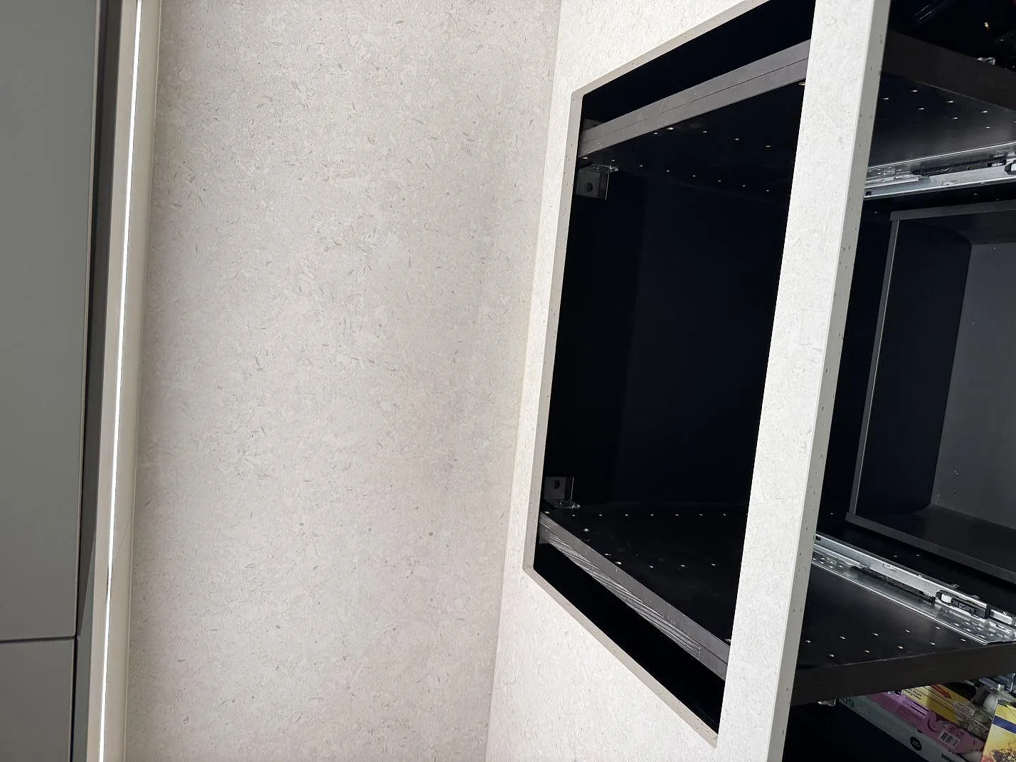 Køkkenbordplade i Dekton VK01 Nebbia, Höllviken – billede 5