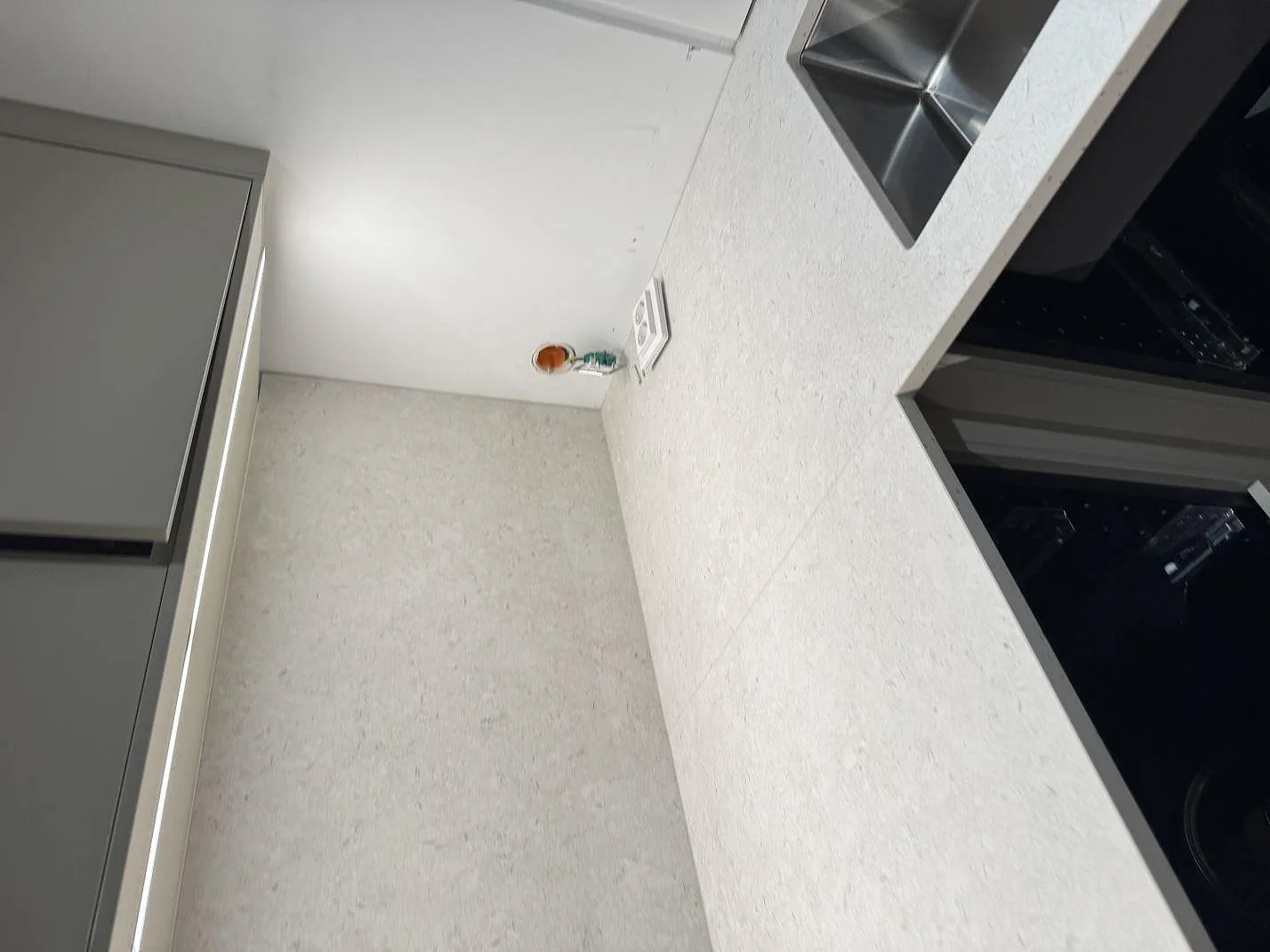 Køkkenbordplade i Dekton VK01 Nebbia, Höllviken – billede 8