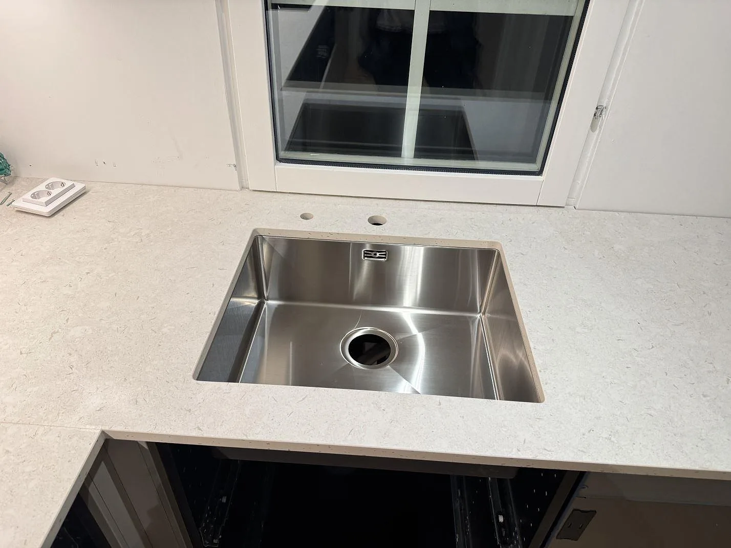 Køkkenbordplade i Dekton VK01 Nebbia, Höllviken – billede 2