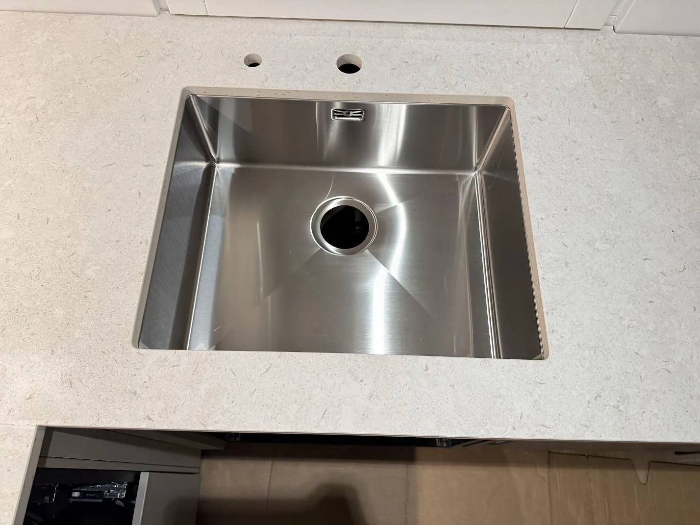 Køkkenbordplade i Dekton VK01 Nebbia, Höllviken – billede 3