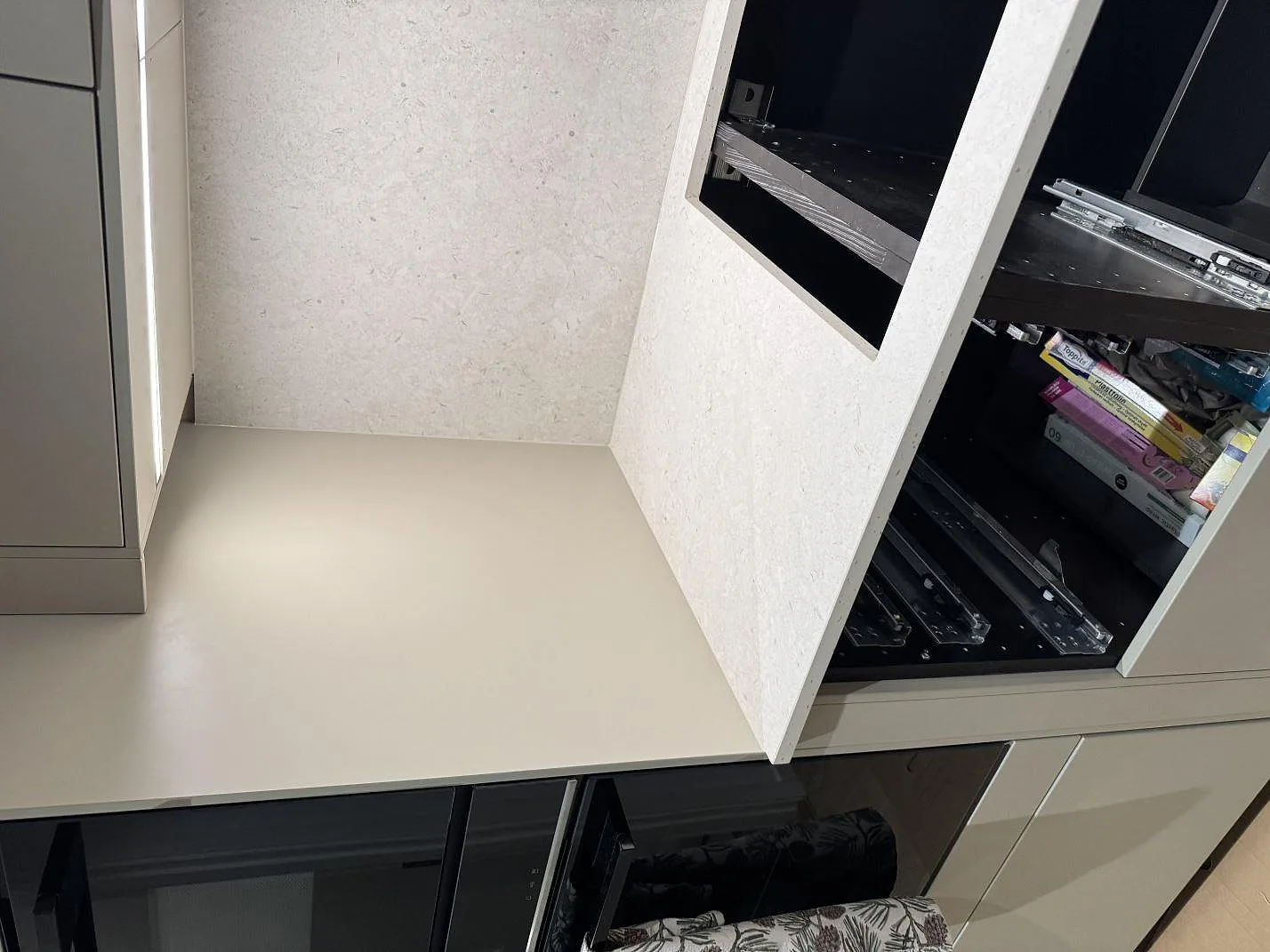 Køkkenbordplade i Dekton VK01 Nebbia, Höllviken – billede 4
