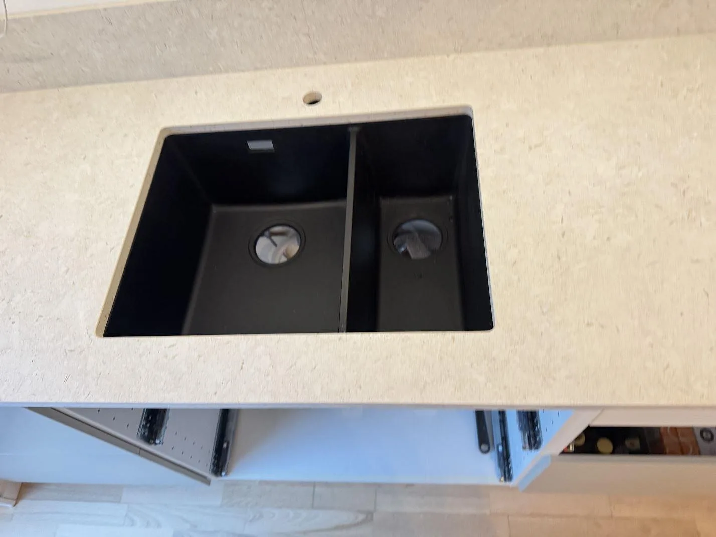 Køkkenbordplade i Dekton VK01 Nebbia, Lindome – billede 8