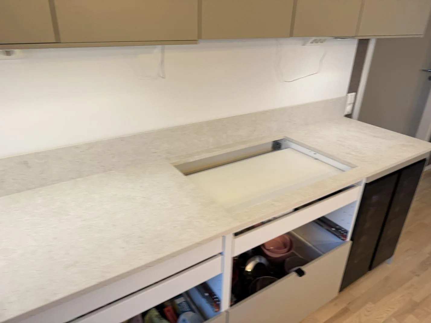 Køkkenbordplade i Dekton VK01 Nebbia, Lindome – billede 5