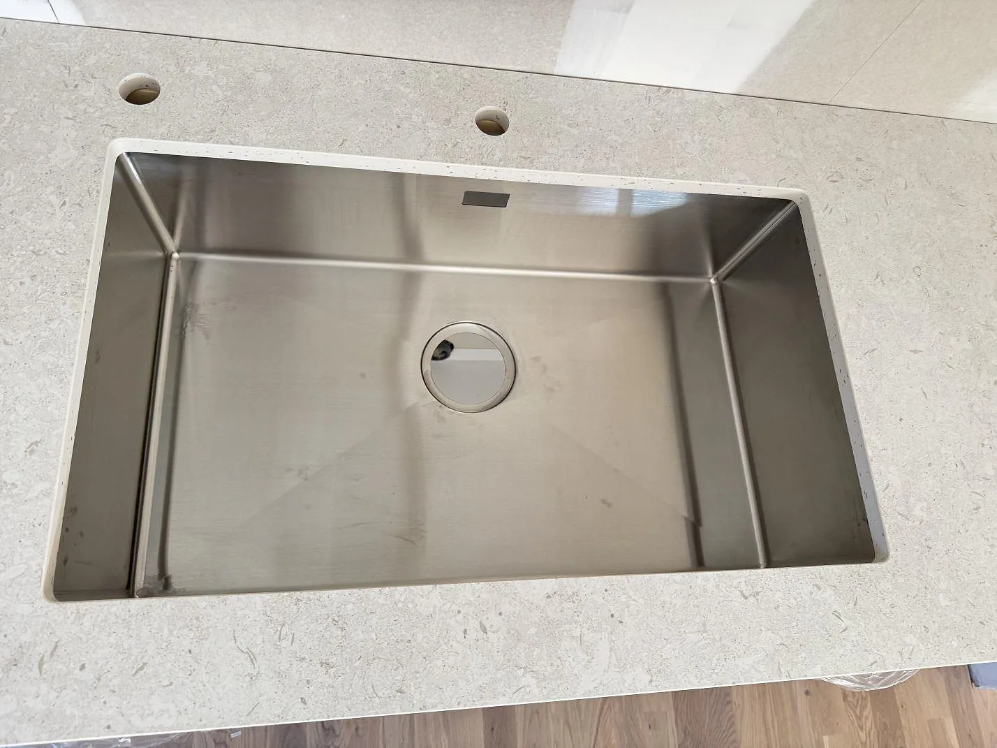 Køkkenbordplade i Dekton VK01 Nebbia, Löddeköpinge – billede 6