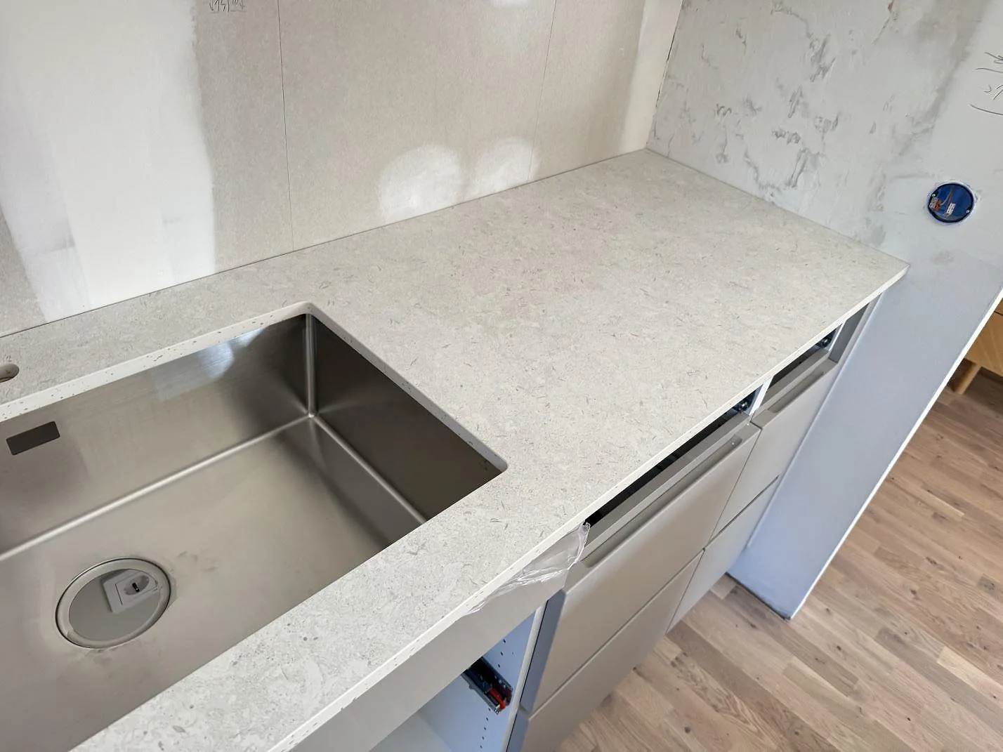 Køkkenbordplade i Dekton VK01 Nebbia, Löddeköpinge – billede 3
