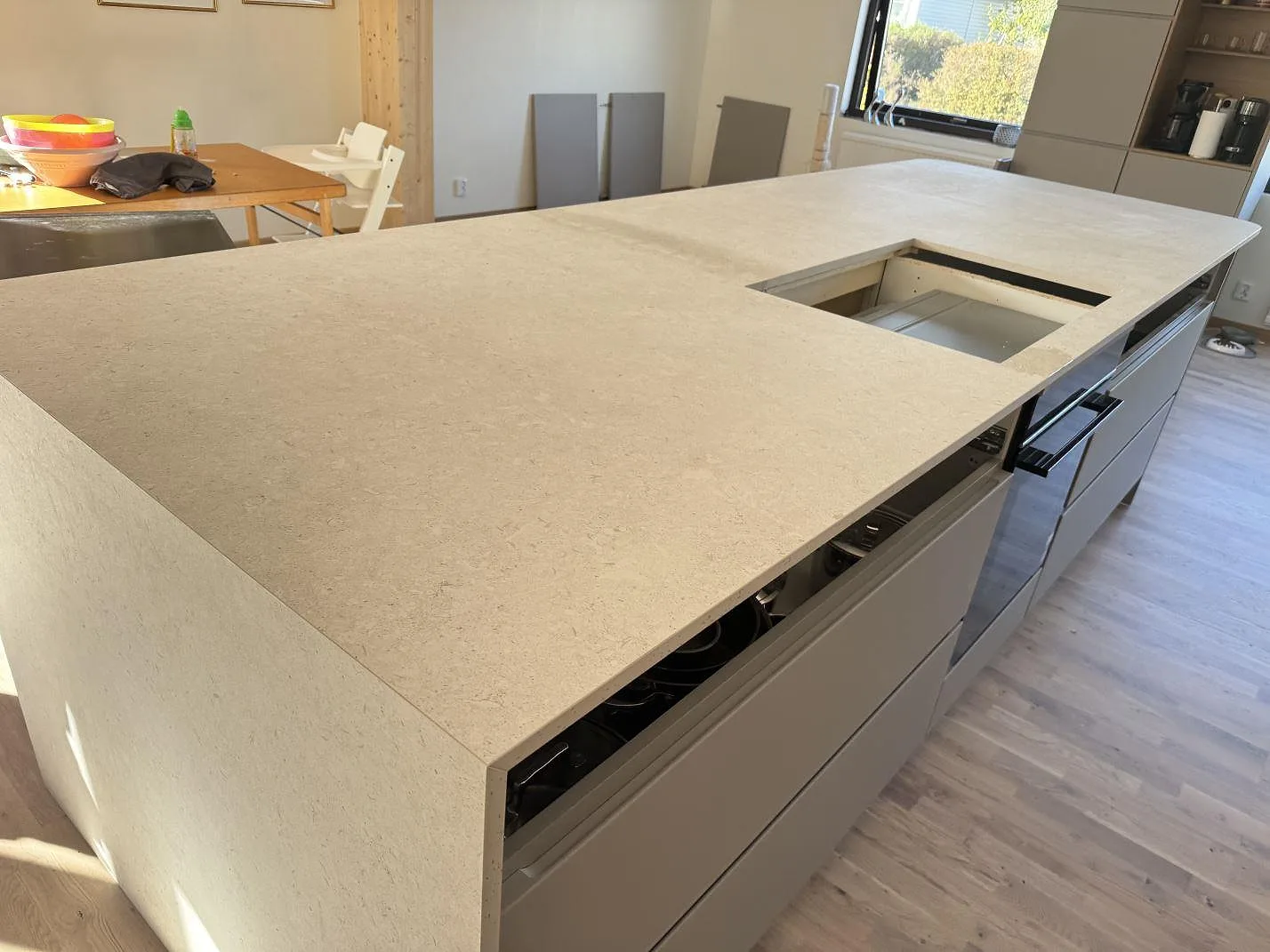 Køkkenbordplade i Dekton VK01 Nebbia, Löddeköpinge – billede 2