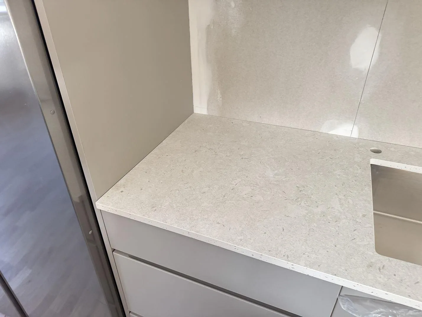 Køkkenbordplade i Dekton VK01 Nebbia, Löddeköpinge – billede 4