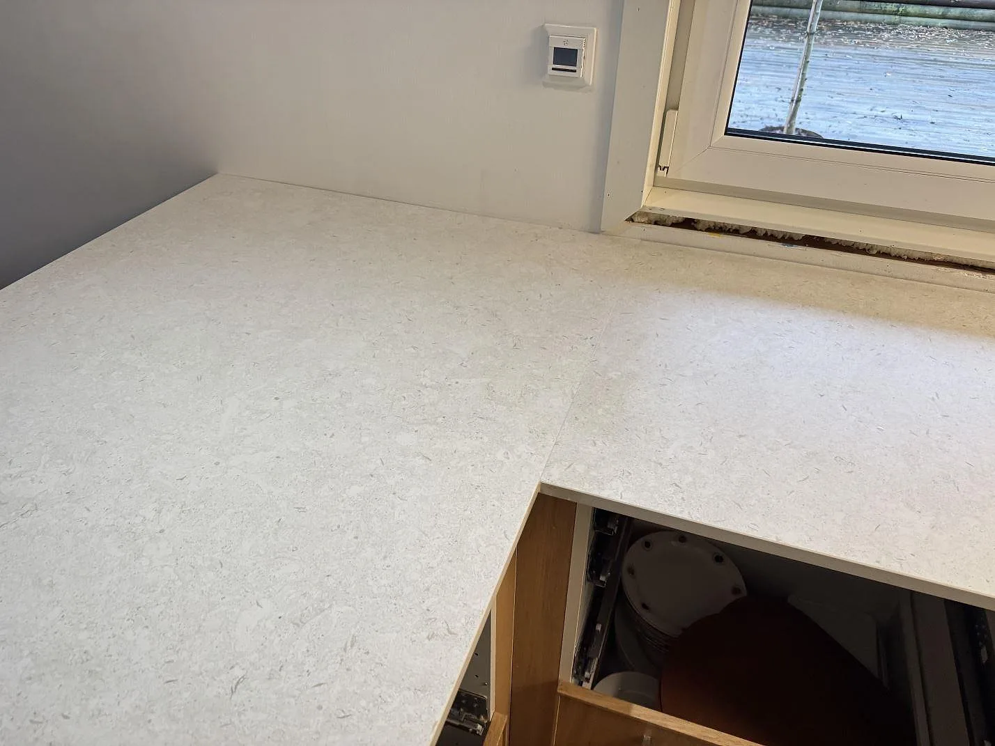 Køkkenbordplade i Dekton VK01 Nebbia, Löddeköpinge – billede 6