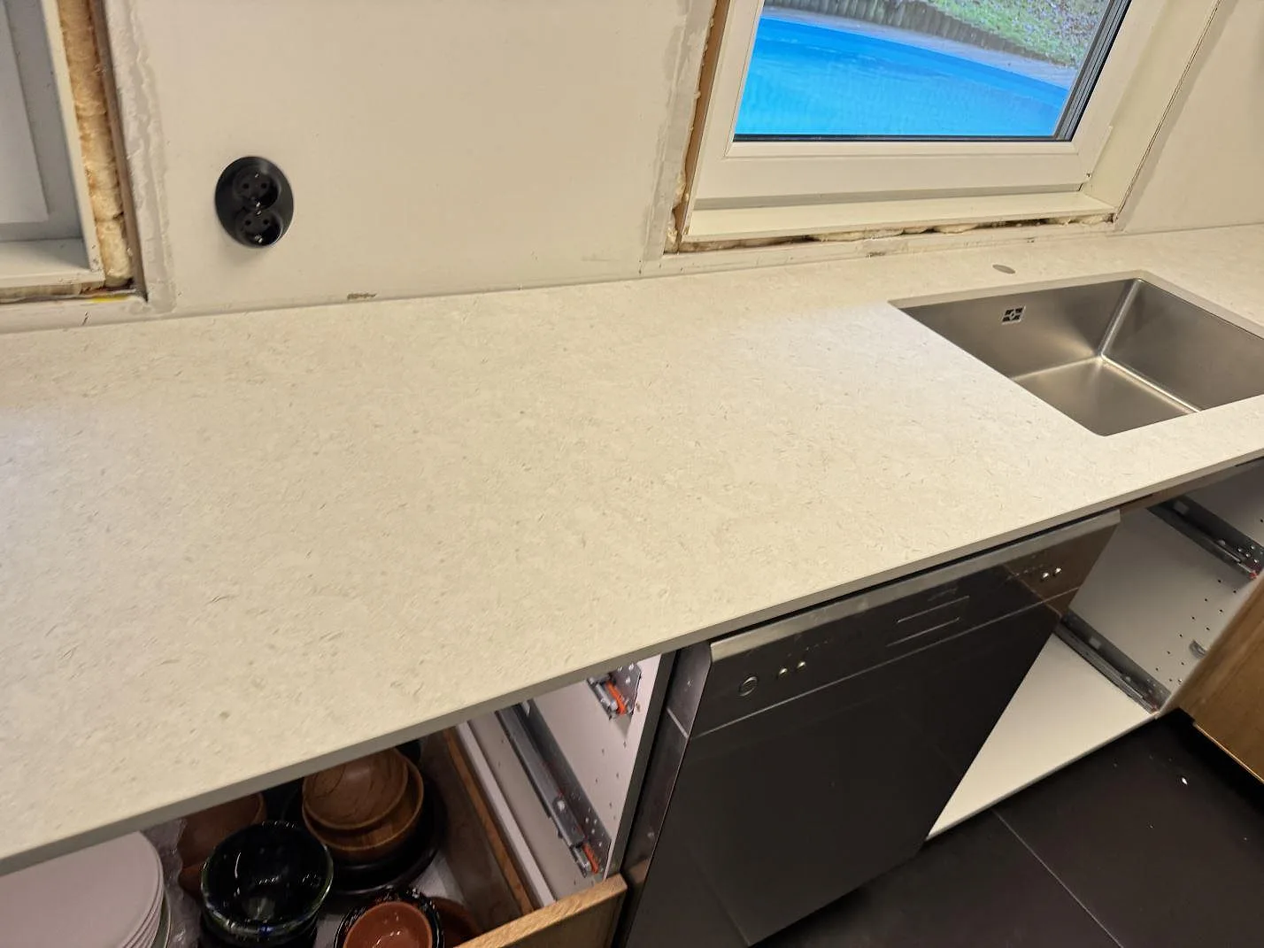 Køkkenbordplade i Dekton VK01 Nebbia, Löddeköpinge – billede 2