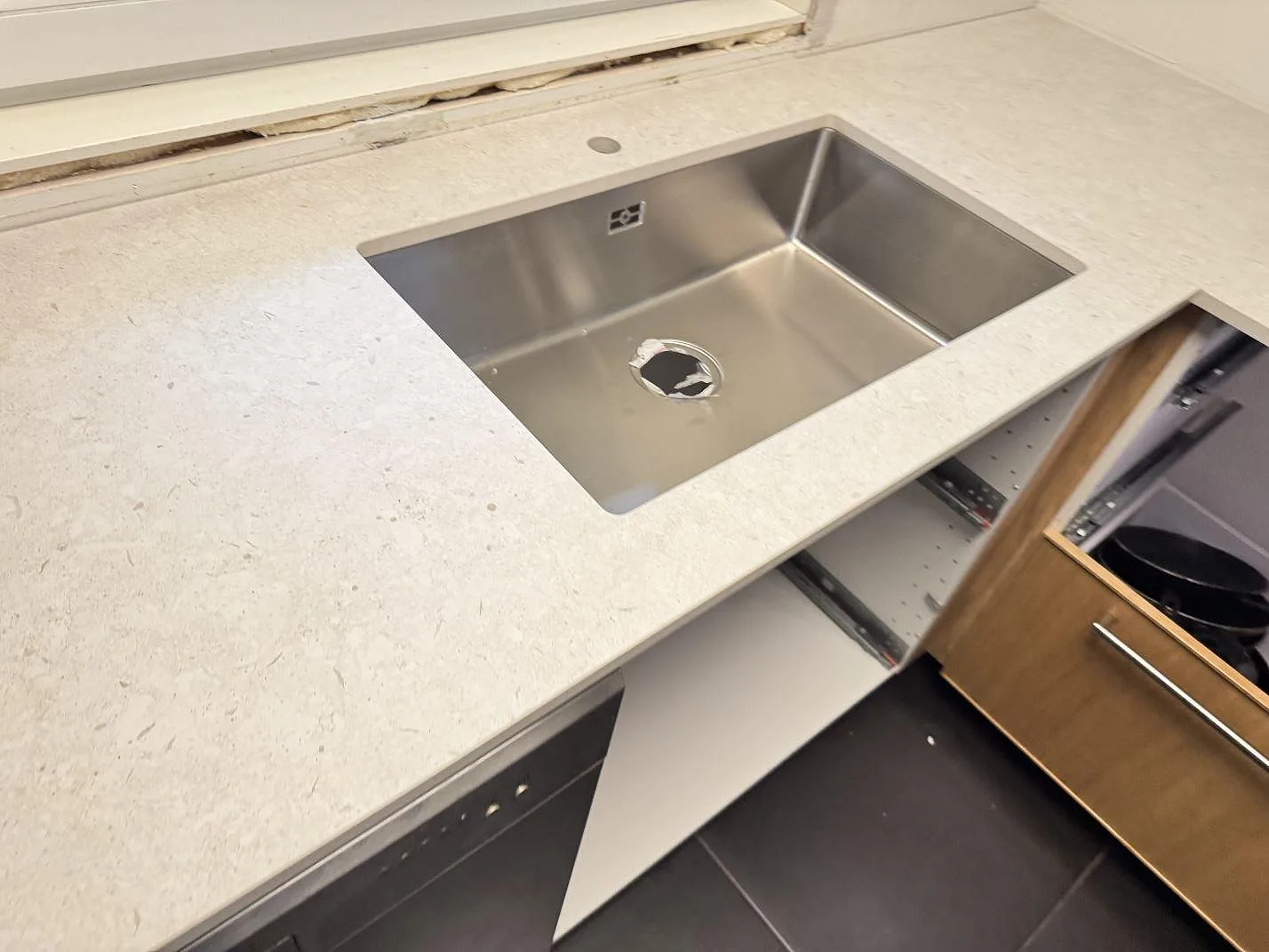 Køkkenbordplade i Dekton VK01 Nebbia, Löddeköpinge – billede 3