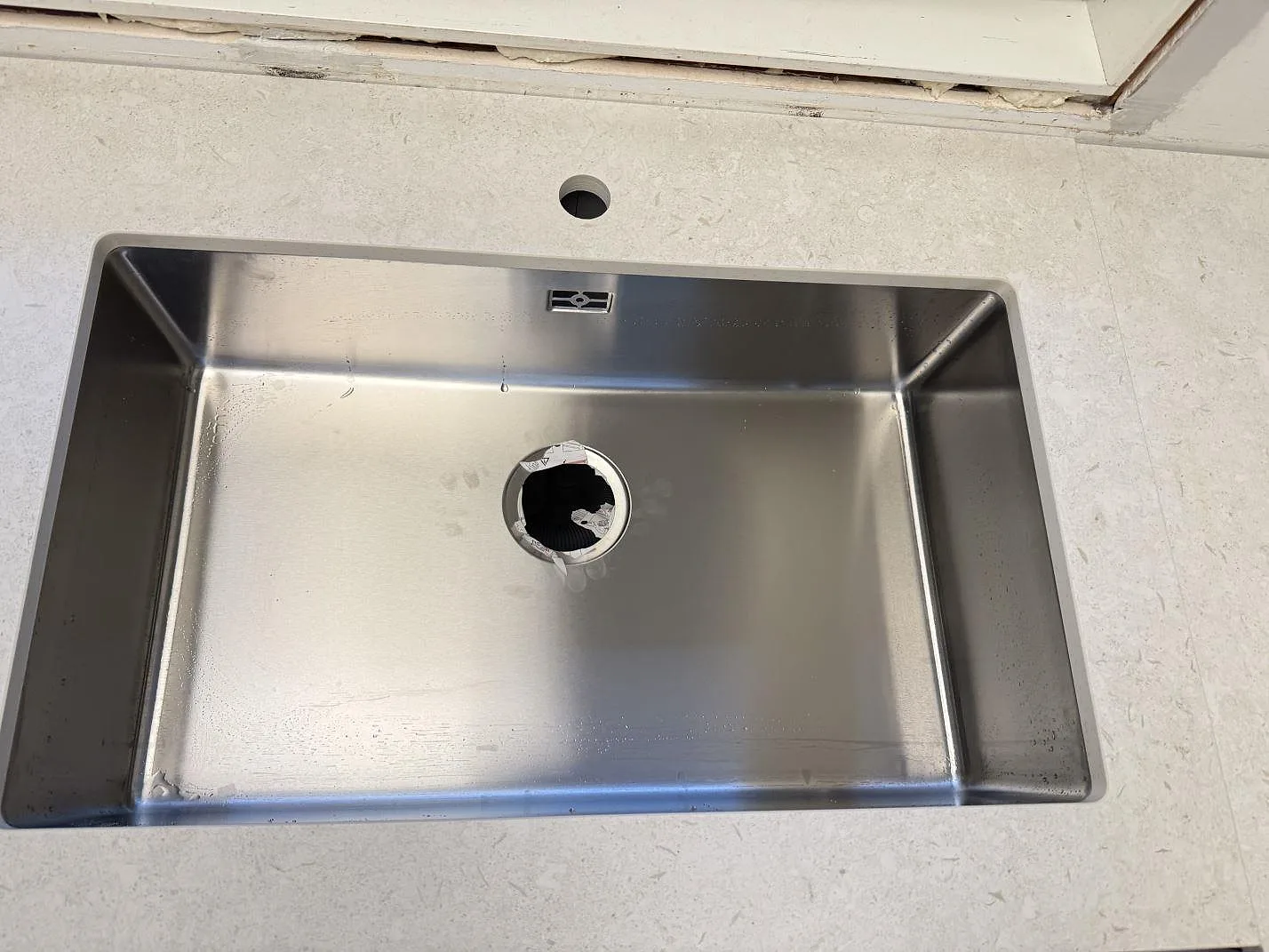 Køkkenbordplade i Dekton VK01 Nebbia, Löddeköpinge – billede 4
