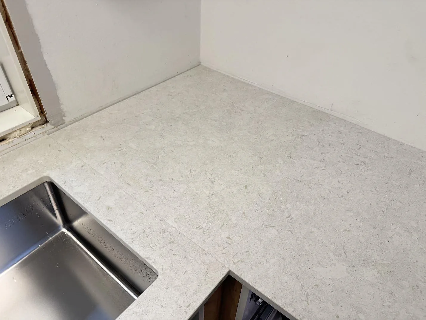 Køkkenbordplade i Dekton VK01 Nebbia, Löddeköpinge – billede 5