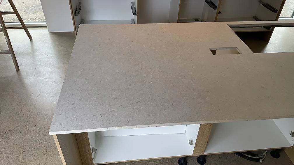 Køkkenbordplade i Dekton VK01 Nebbia, Malmö – billede 2