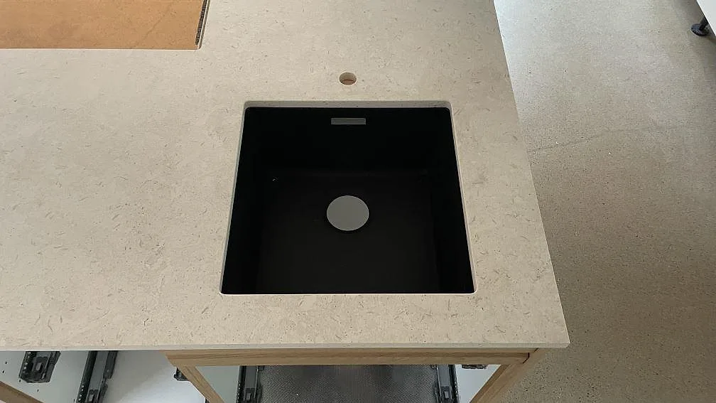 Køkkenbordplade i Dekton VK01 Nebbia, Malmö – billede 3