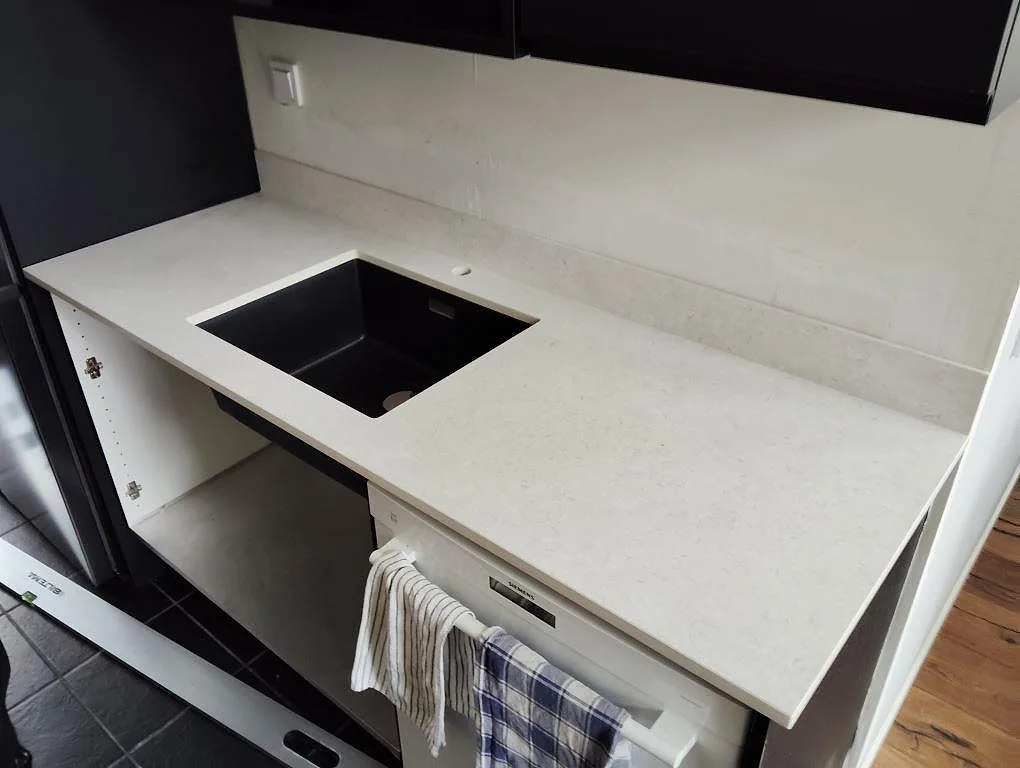 Køkkenbordplade i Dekton VK01 Nebbia, Oxelösund – billede 3