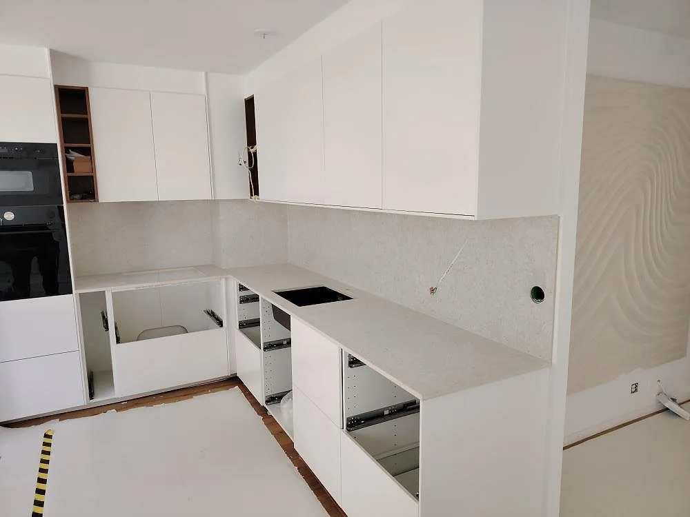Gennemført projekt: Køkkenbordplade i Dekton VK01 Nebbia, Södertälje.