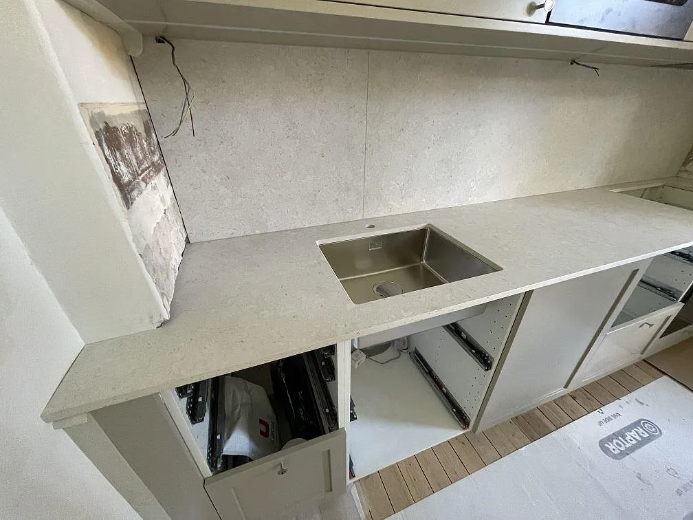 Køkkenbordplade i Dekton VK01 Nebbia, Stockholm – billede 2