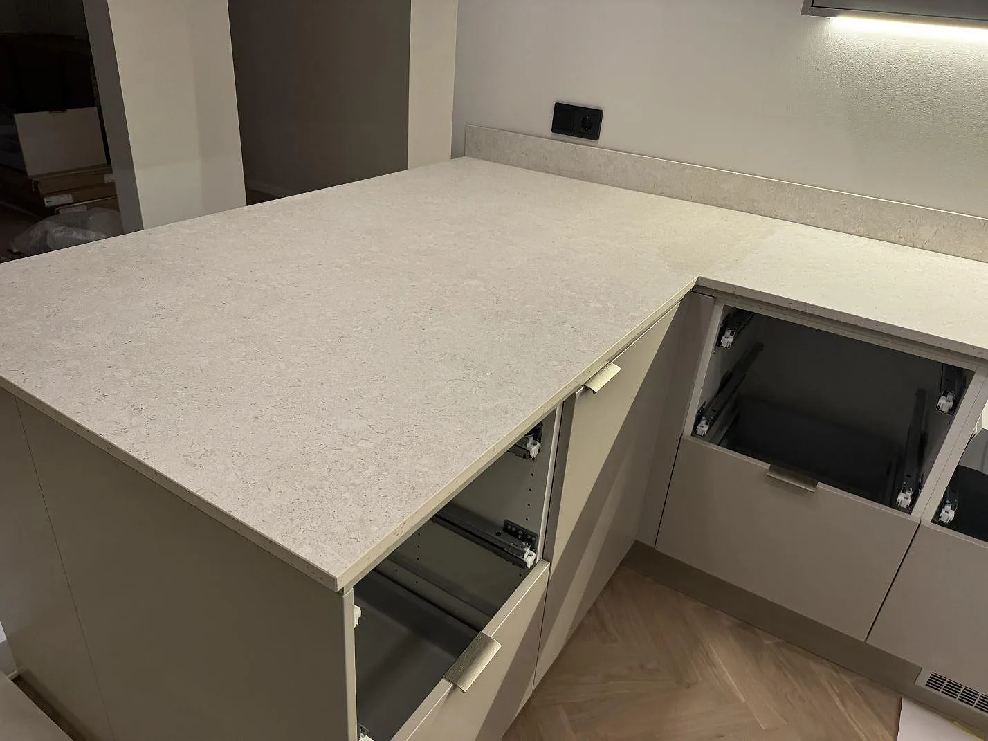 Køkkenbordplade i Dekton VK01 Nebbia, Trelleborg – billede 2