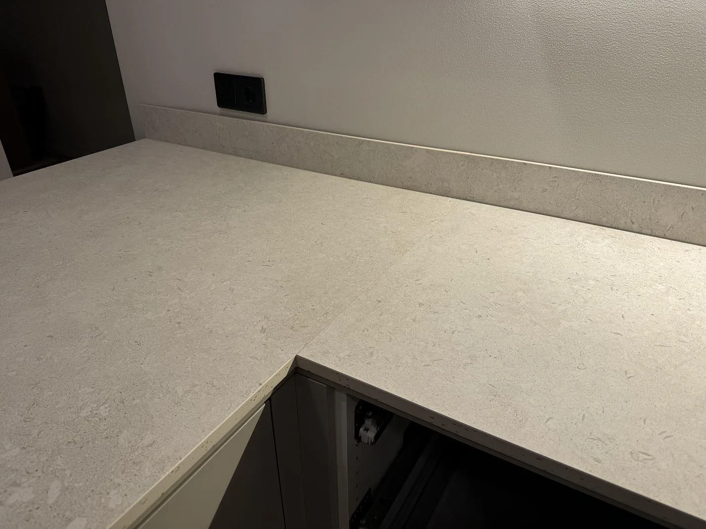 Køkkenbordplade i Dekton VK01 Nebbia, Trelleborg – billede 4