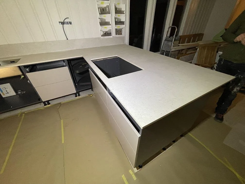 Køkkenbordplade i Dekton VK01 Nebbia, Trosa – billede 3