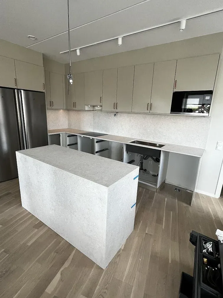 Køkkenbordplade i Dekton VK01 Nebbia, Värnamo – billede 2