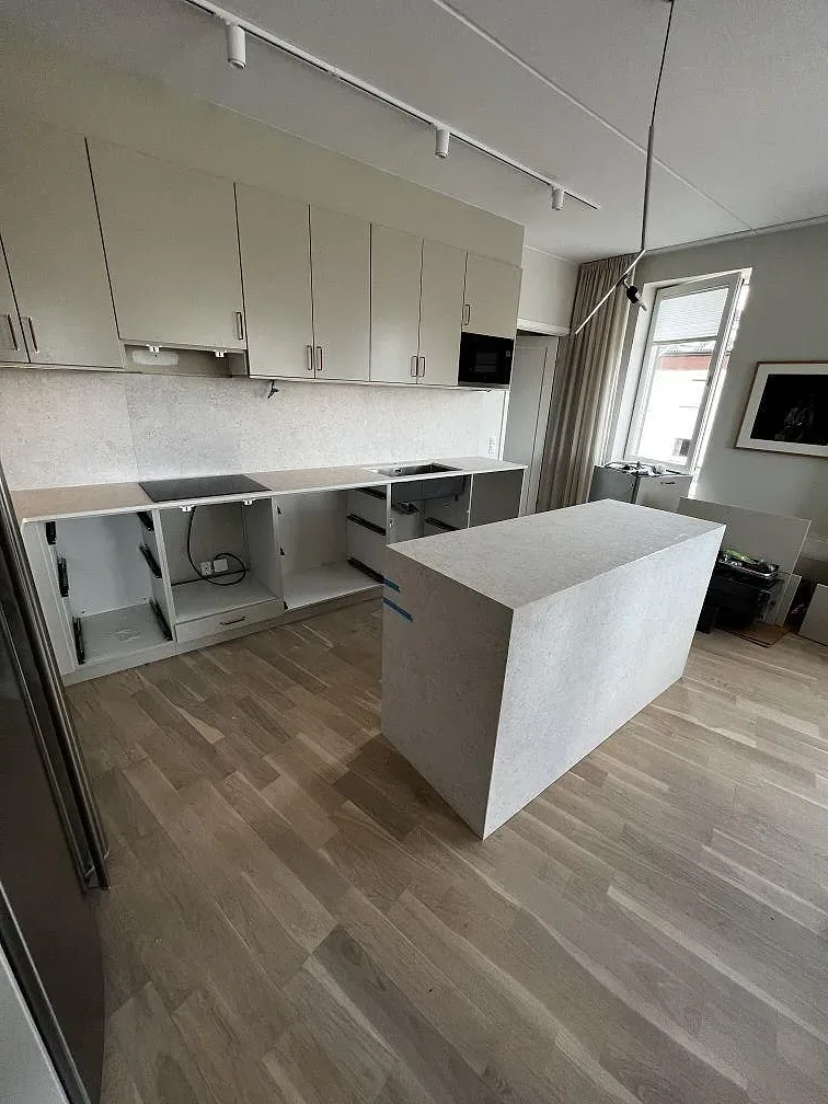 Køkkenbordplade i Dekton VK01 Nebbia, Värnamo – billede 3
