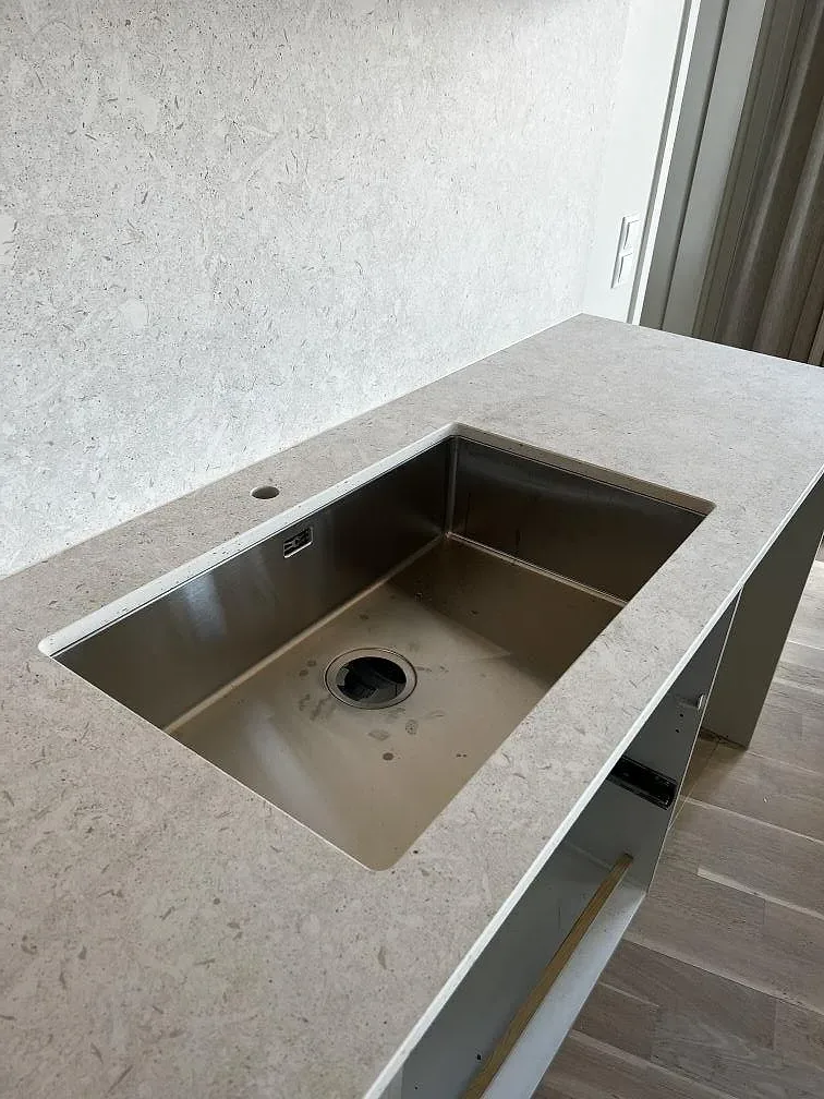 Køkkenbordplade i Dekton VK01 Nebbia, Värnamo – billede 5