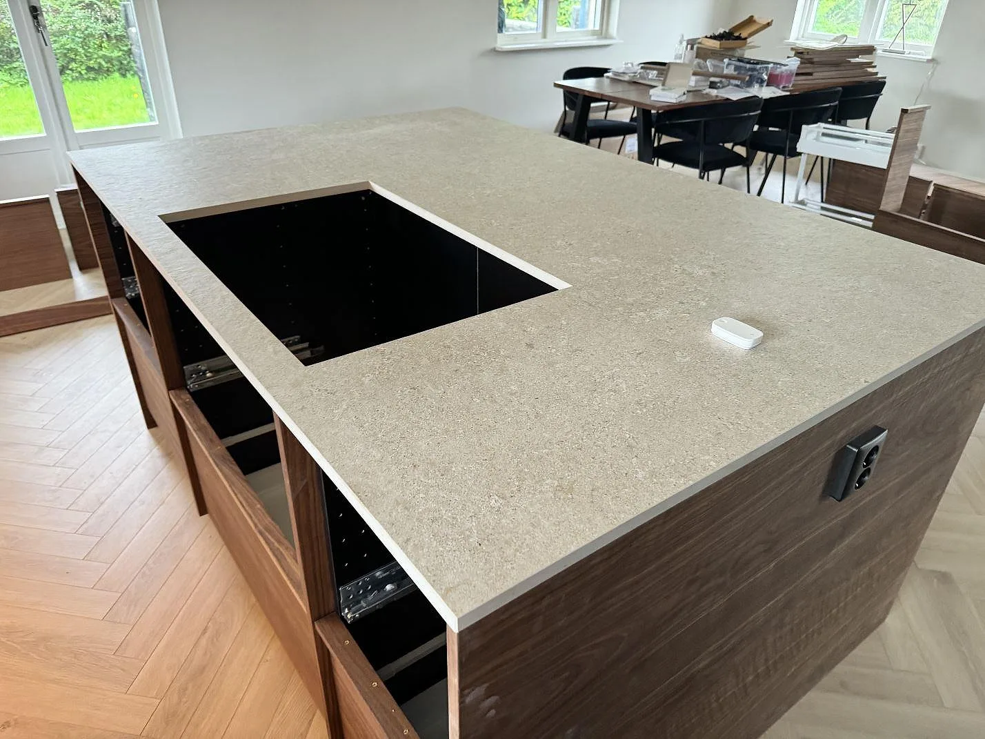 Gennemført projekt: Køkkenbordplade i Dekton Vk02 Avorio, Färlöv.