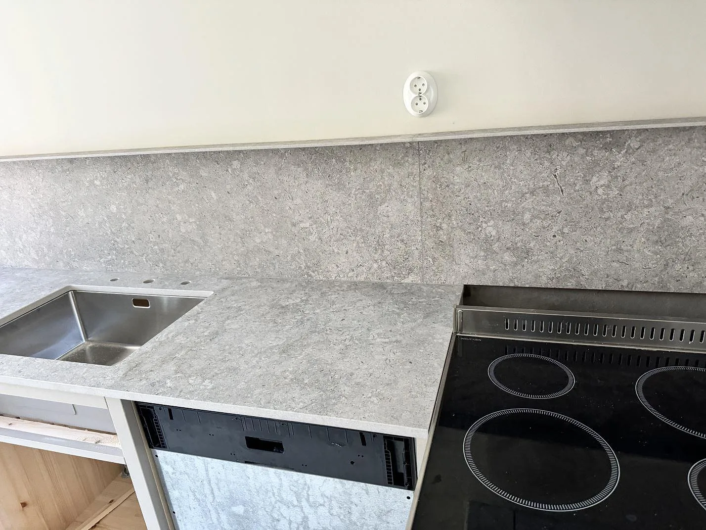 Køkkenbordplade i Dekton VK03 Grigio, Alingsås – billede 3
