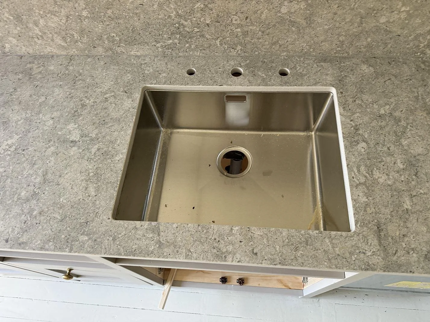 Køkkenbordplade i Dekton VK03 Grigio, Alingsås – billede 4