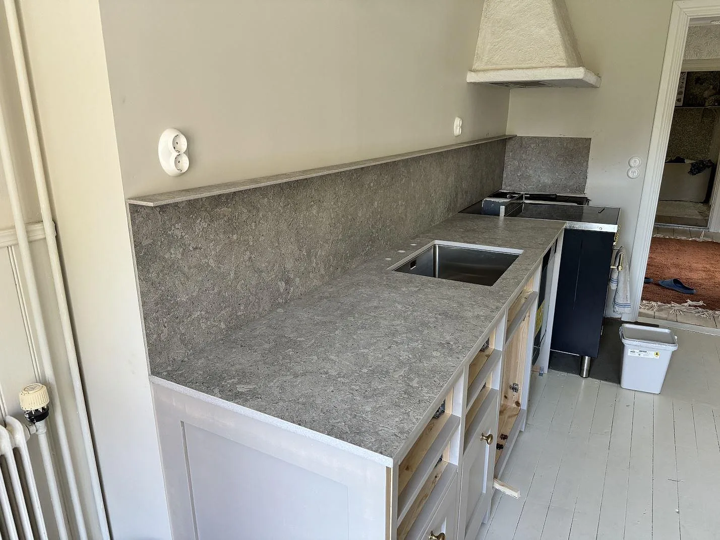 Gennemført projekt: Køkkenbordplade i Dekton VK03 Grigio, Alingsås.