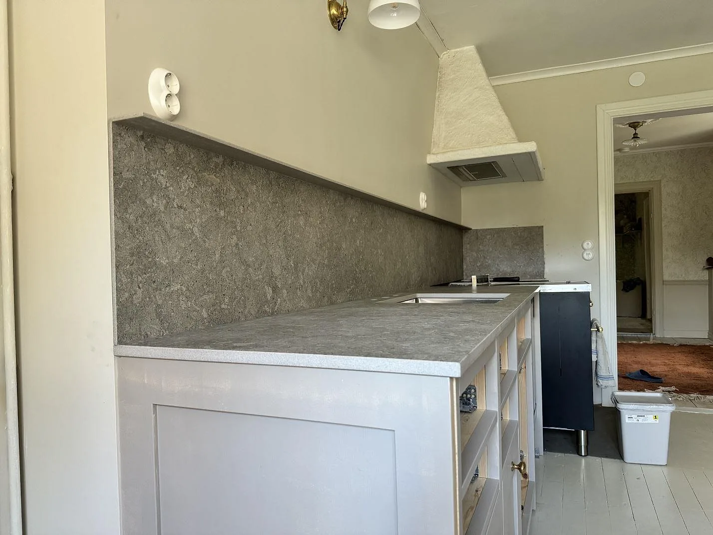 Køkkenbordplade i Dekton VK03 Grigio, Alingsås – billede 2