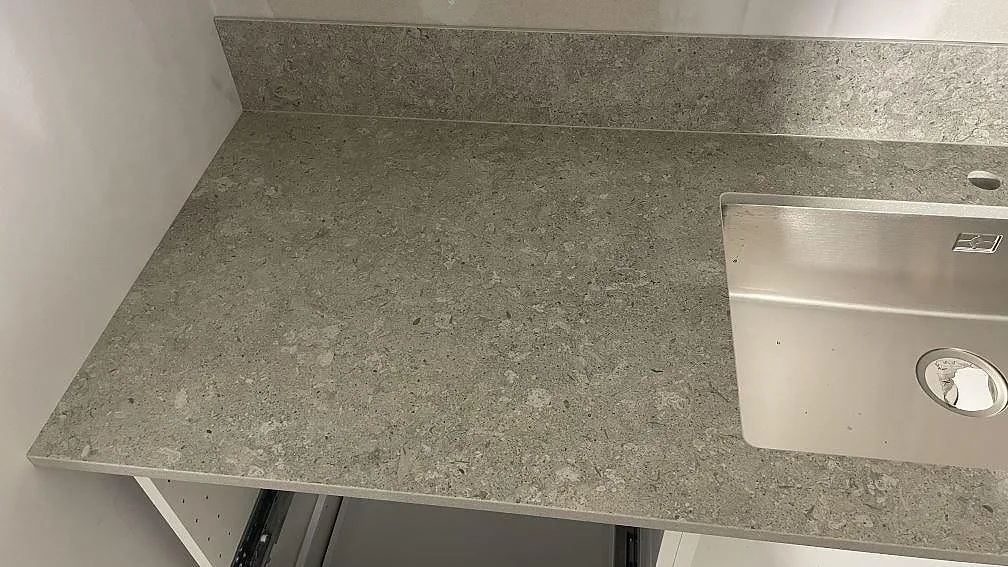 Køkkenbordplade i Dekton VK03 Grigio, Dalby – billede 3