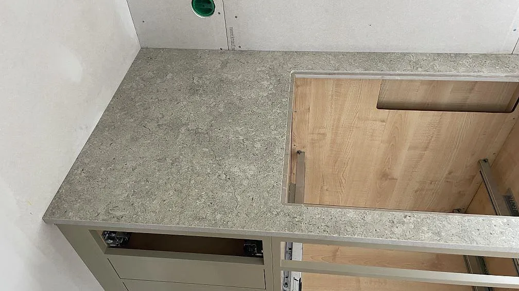 Køkkenbordplade i Dekton VK03 Grigio, Fjärås – billede 4