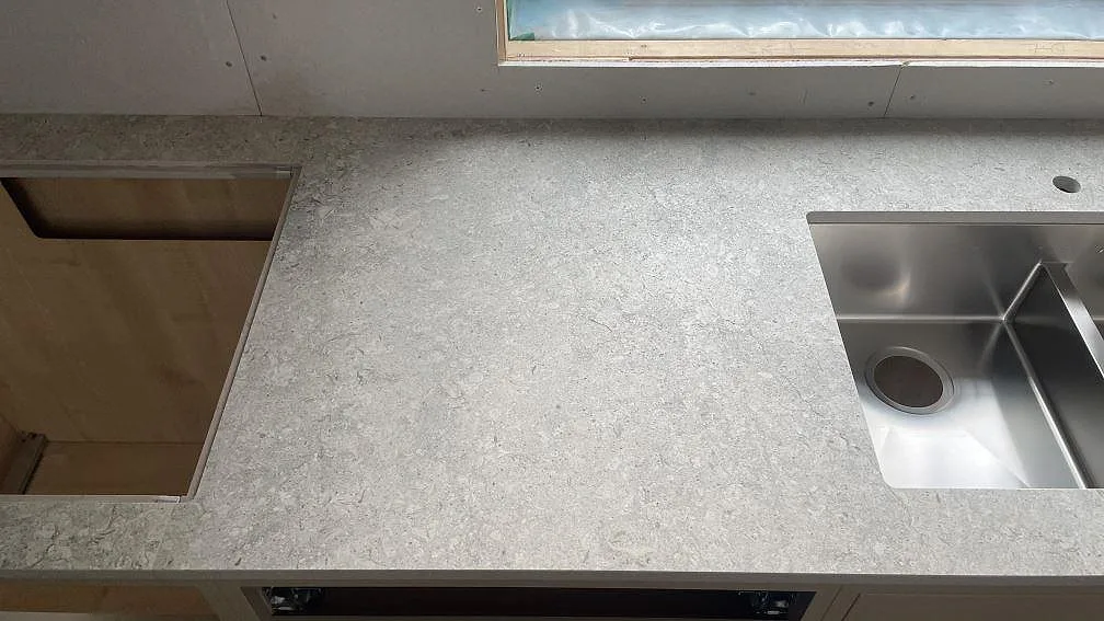 Køkkenbordplade i Dekton VK03 Grigio, Fjärås – billede 3