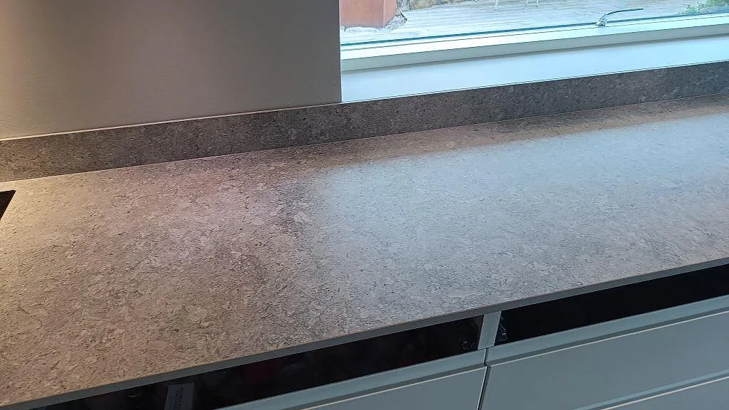 Køkkenbordplade i Dekton VK03 Grigio, Kullavik – billede 8