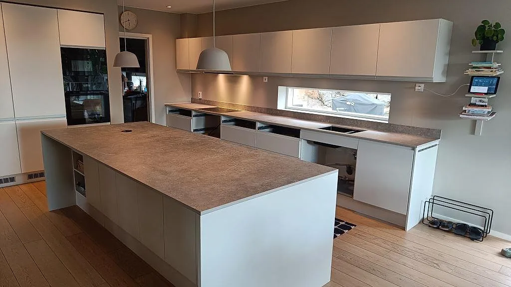 Gennemført projekt: Køkkenbordplade i Dekton VK03 Grigio, Kullavik.
