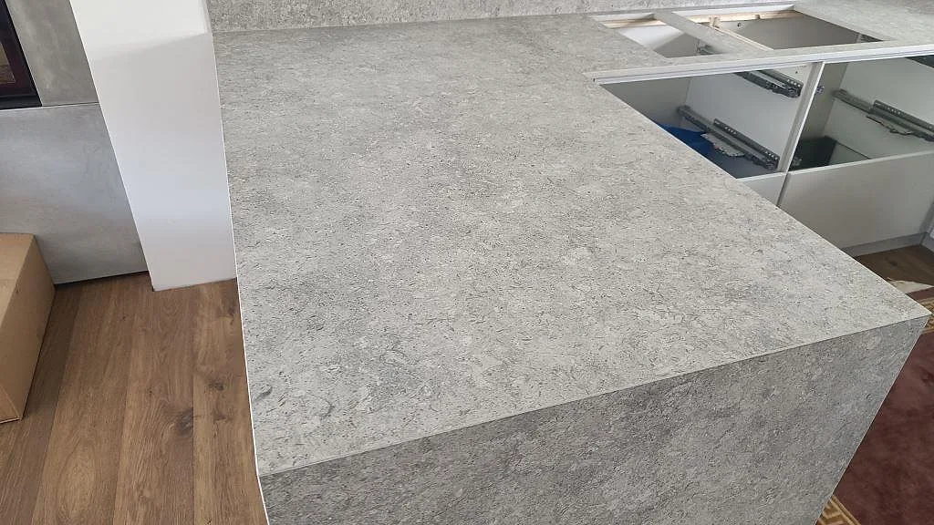 Gennemført projekt: Køkkenbordplade i Dekton VK03 Grigio, Malmö.