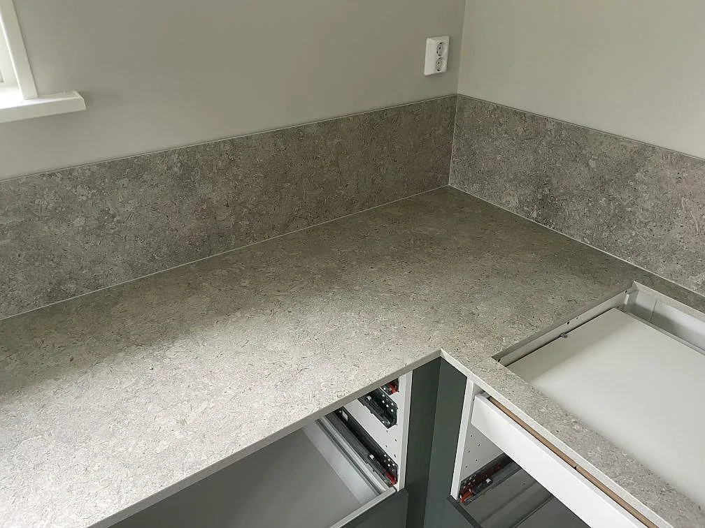 Køkkenbordplade i Dekton VK03 Grigio, Stora Skedvi – billede 3