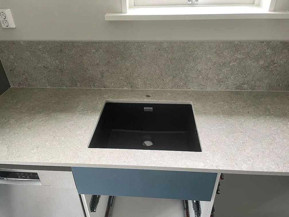 Køkkenbordplade i Dekton VK03 Grigio, Stora Skedvi – billede 2
