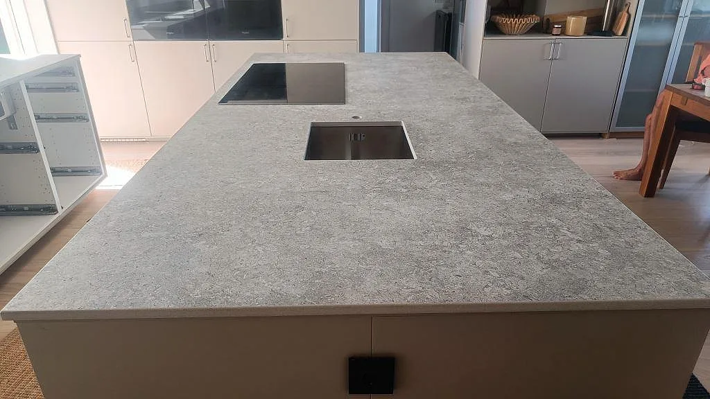 Køkkenbordplade i Dekton VK03 Grigio, Torslanda – billede 3