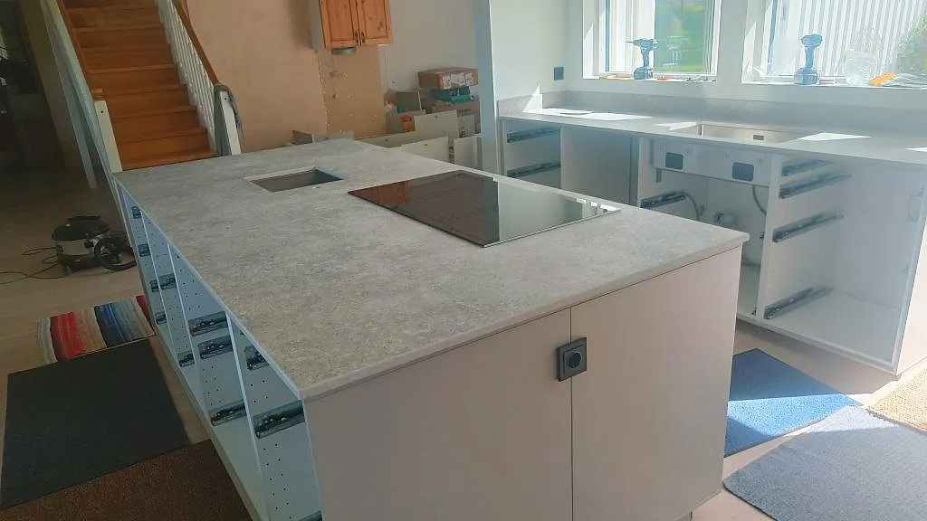 Gennemført projekt: Køkkenbordplade i Dekton VK03 Grigio, Torslanda.