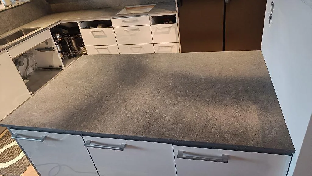 Køkkenbordplade i Dekton Vk04 Grafite, Ängelholm – billede 2