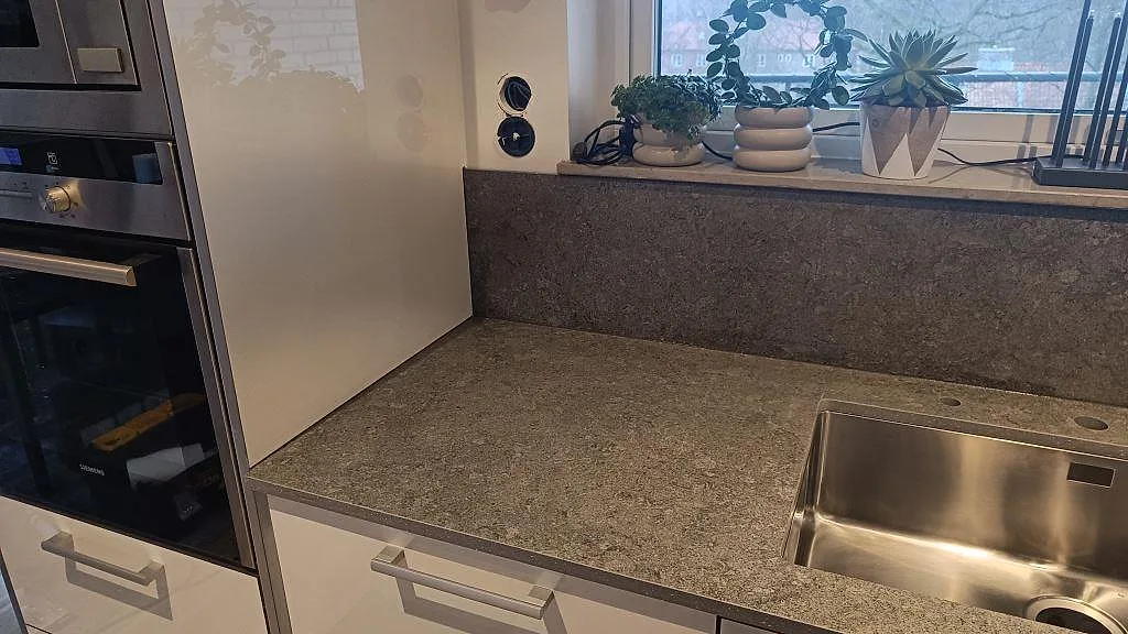 Køkkenbordplade i Dekton Vk04 Grafite, Ängelholm – billede 4