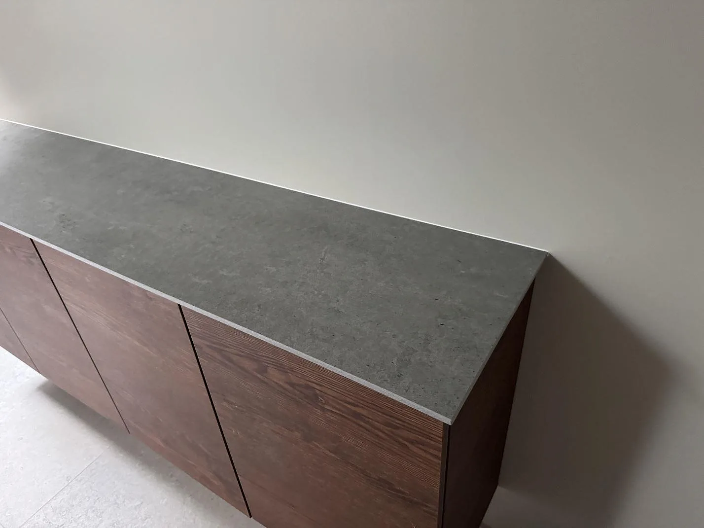 Bordplade i mat Dekton Vk04 Grafite, grå keramik på träinredning i Alingsås, sedd snett ovanifrån.